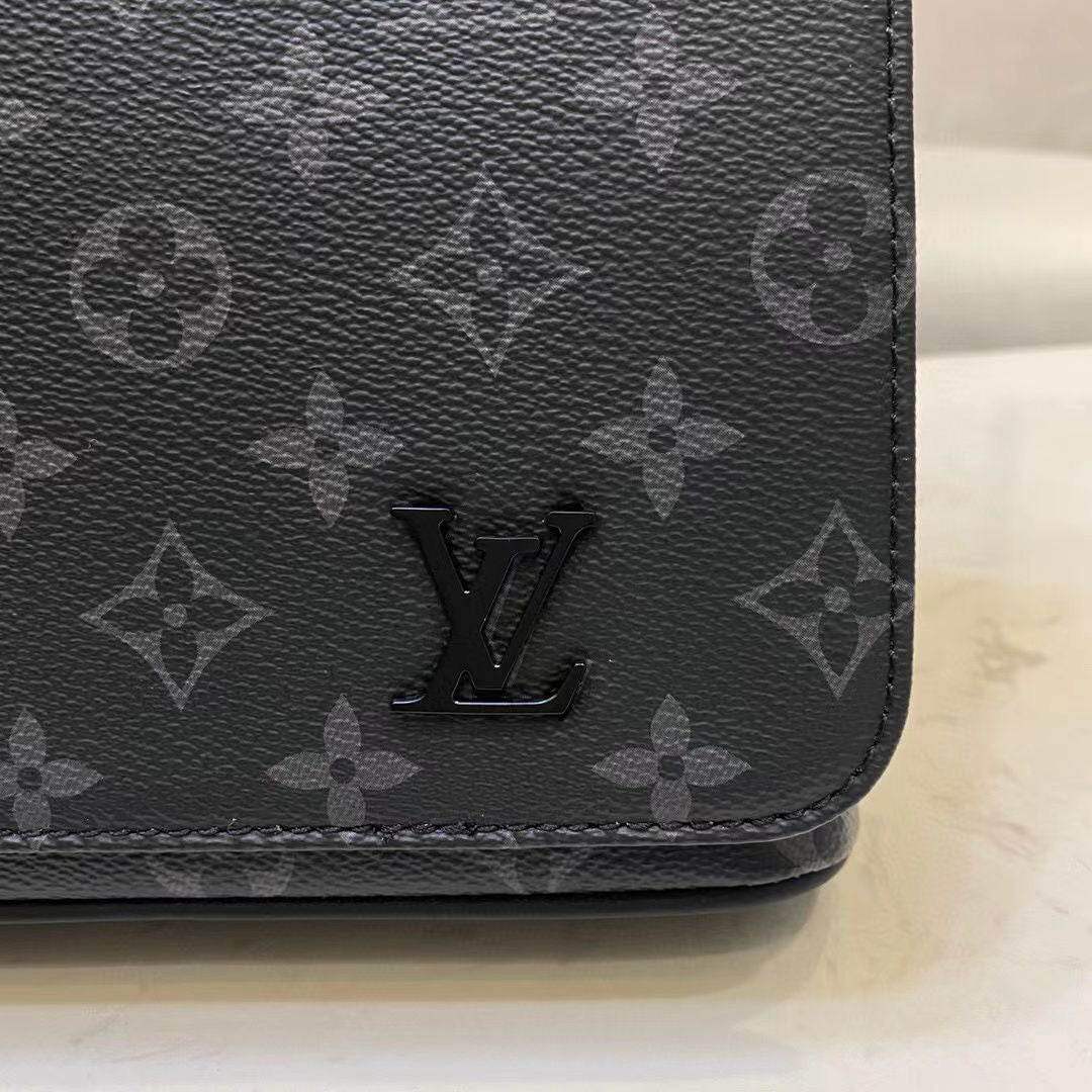 Louis Vuitton Messenger Leather bag