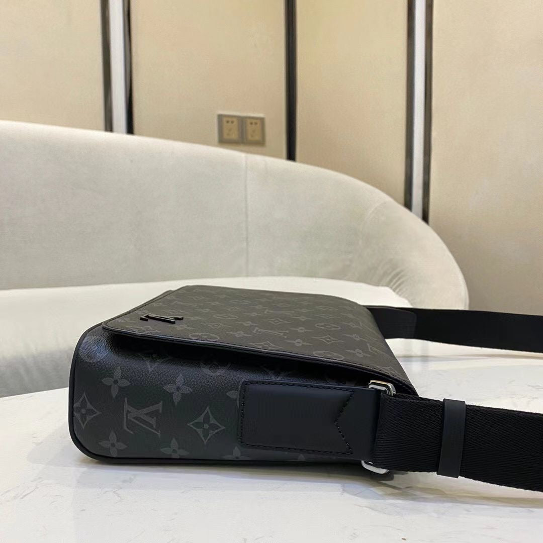 Louis Vuitton Messenger Leather bag